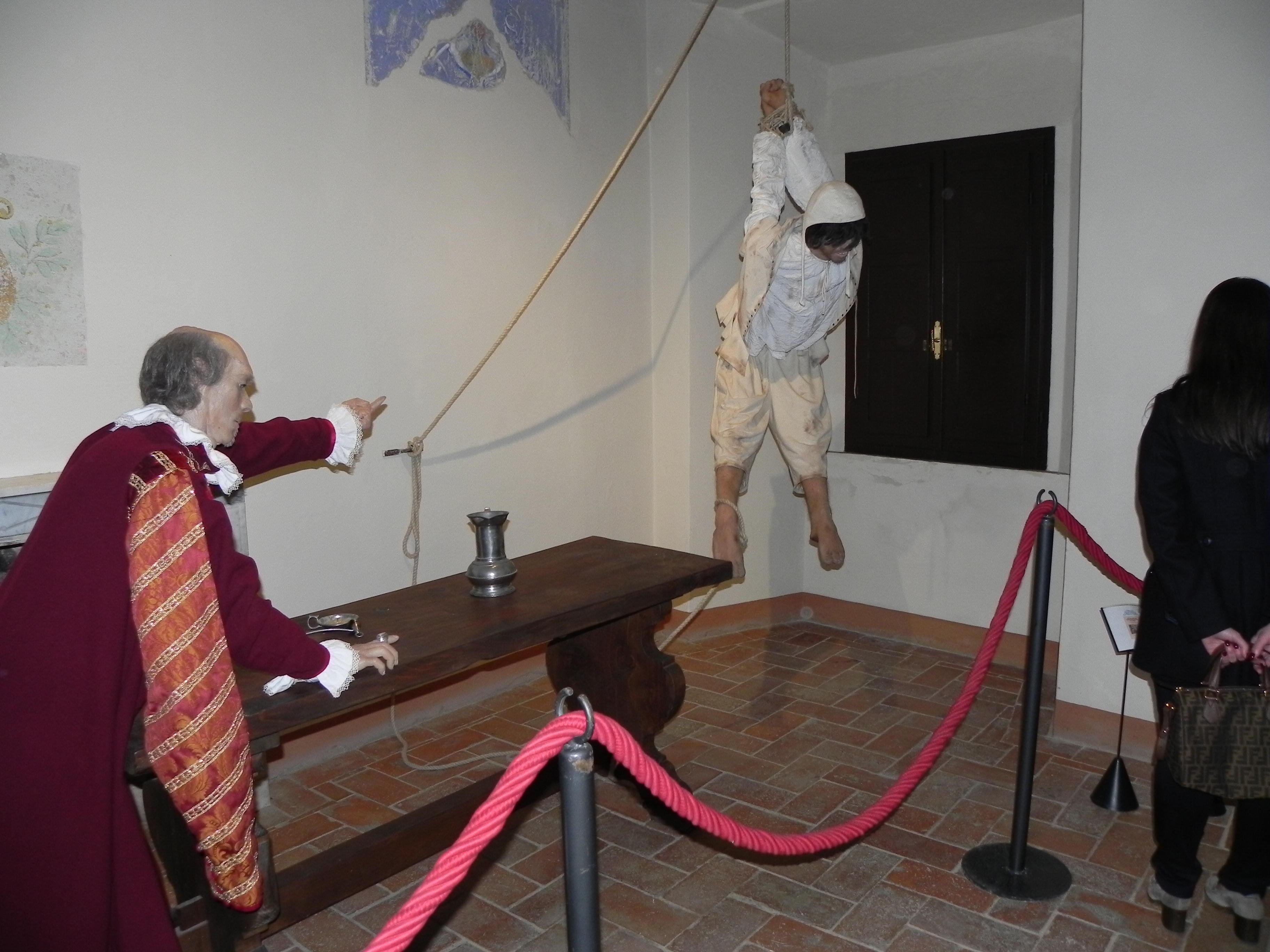 Una stanza del museo all'interno del castello di Lari