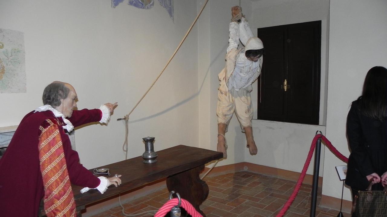 Una stanza del museo all'interno del castello di Lari