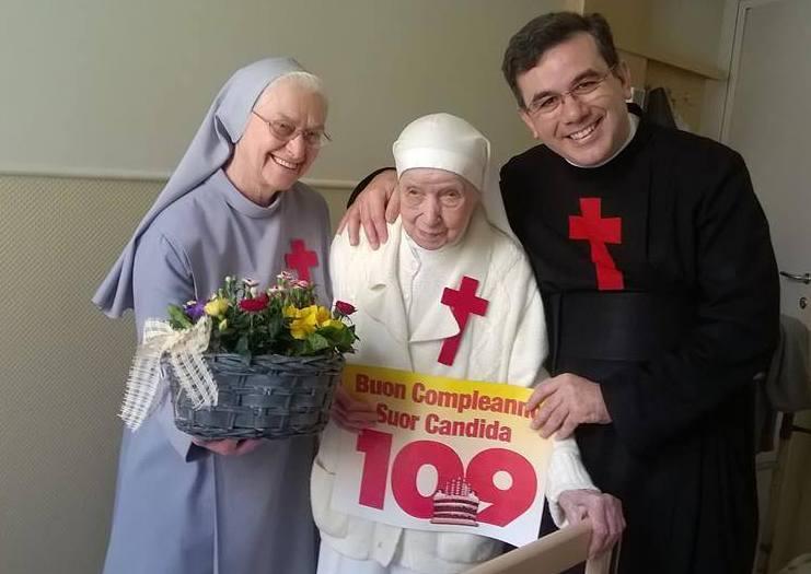 Una grande torta per i 109 anni di suor Candida
