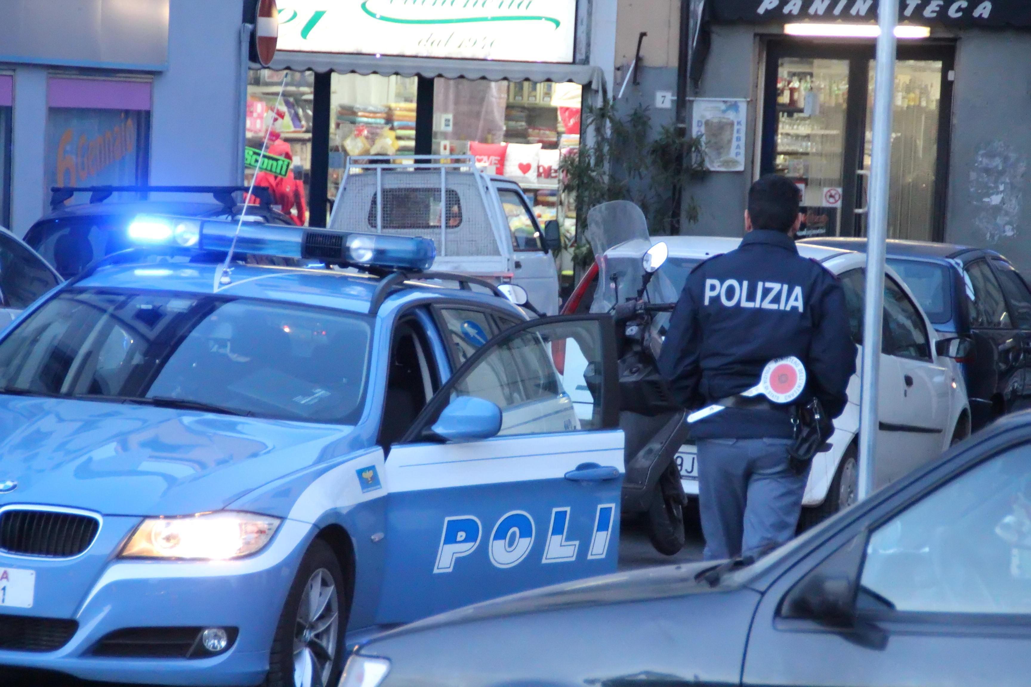La polizia in via della Pina d'Oro