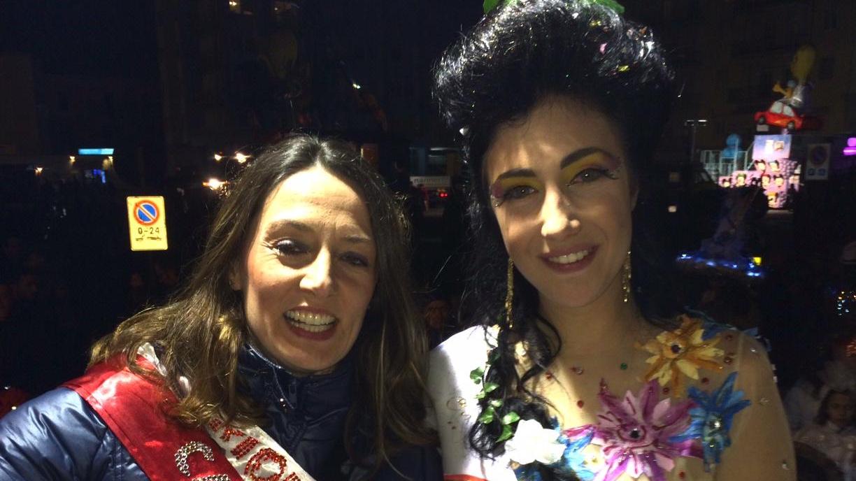 Desirée Stanghellini (a destra), miss del rione Chiesa, è la reginetta del Carnevale di Follonica 2016. Cone lei (a destra) la sua sarta Michela Barcelli (foto Giorgio)