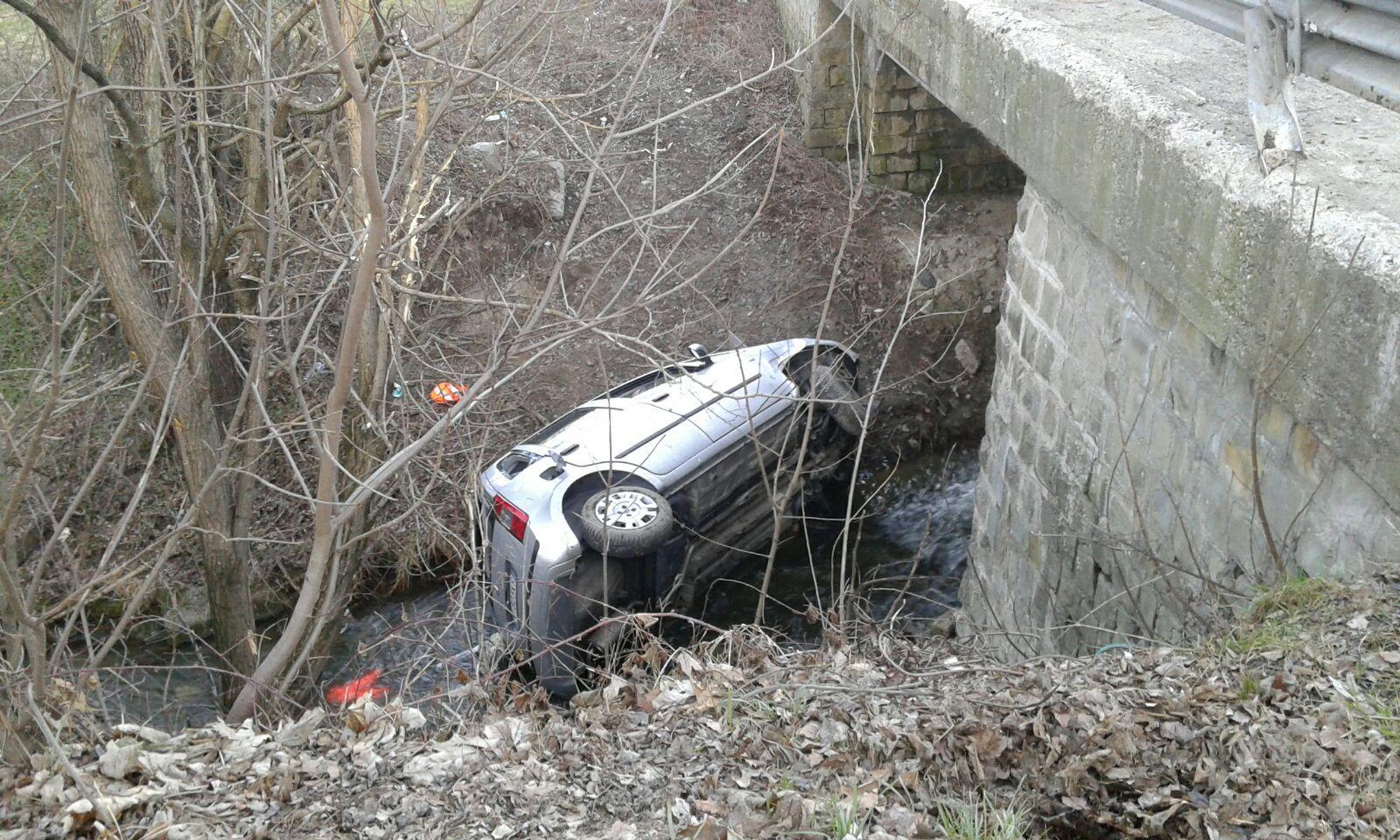 Vola giù dal ponte con l'auto, salvo per miracolo