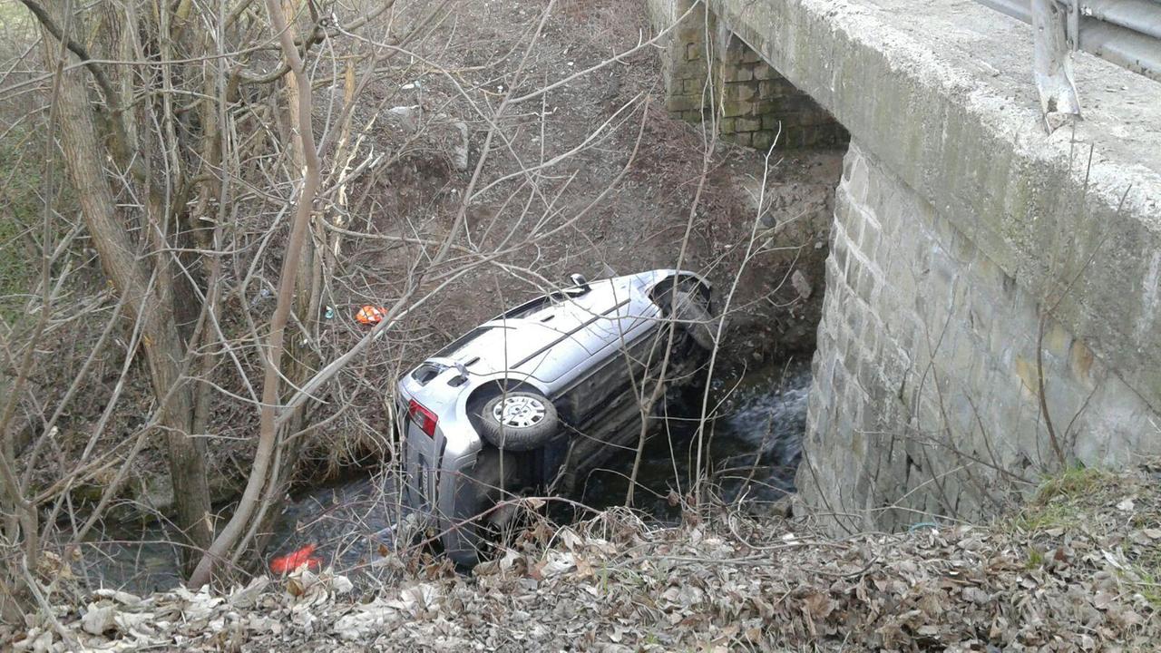 Vola giù dal ponte con l'auto, salvo per miracolo