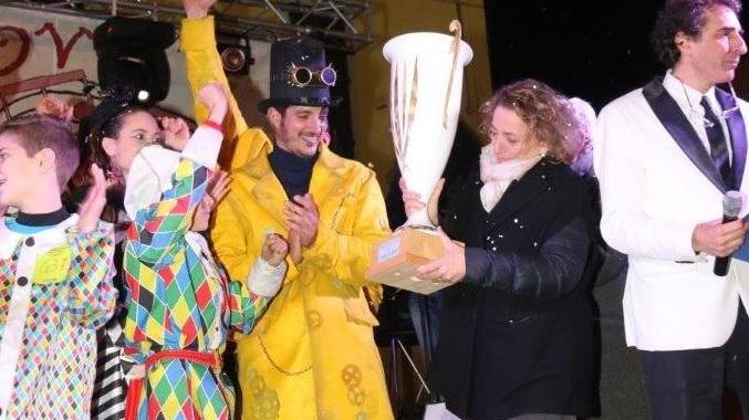 La sindaca di Orbetello Monica Paffetti consegna la coppa del "Carrissimo" al rione Albinia (foto Enzo Russo)