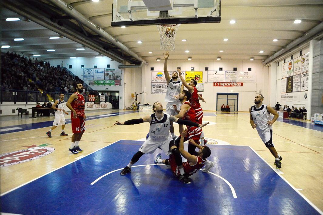 Un'azione a canestro (foto Falorni)
