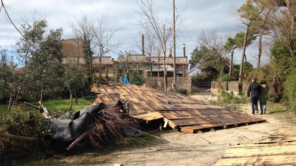 Le coperture dello stabilimento balneare gettate a terra dalla furia del vento