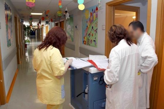 Operatori sanitari al lavoro in una corsia ospedaliera