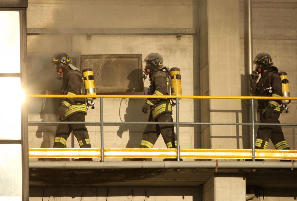 I rifiuti vanno a fuoco nel vecchio inceneritore