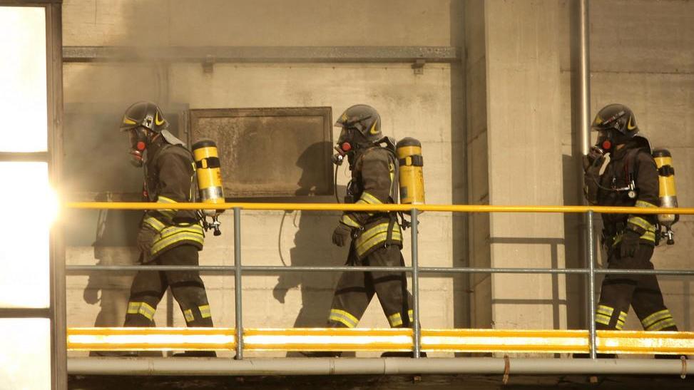 I rifiuti vanno a fuoco nel vecchio inceneritore