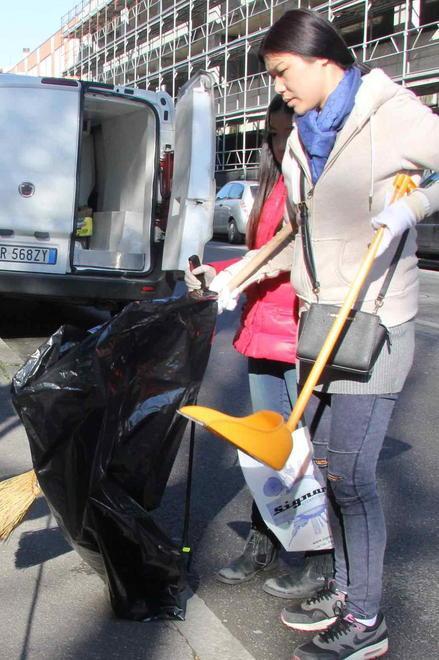 Via Pistoiese tirata a lucido a colpi di ramazza 