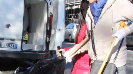 Via Pistoiese tirata a lucido a colpi di ramazza