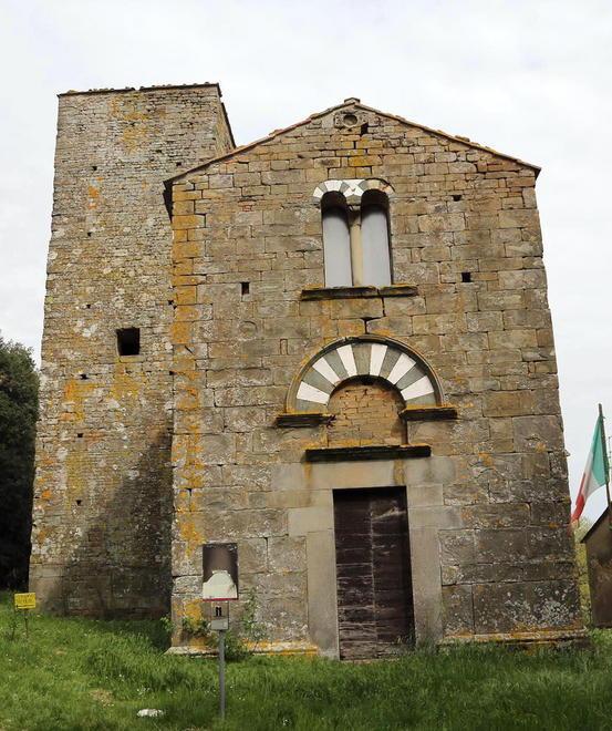 Studenti derubati mentre visitano una chiesa romanica 