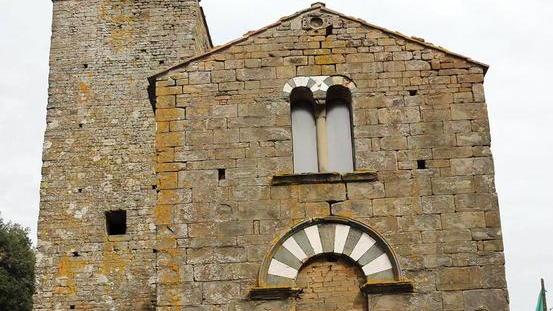 Studenti derubati mentre visitano una chiesa romanica
