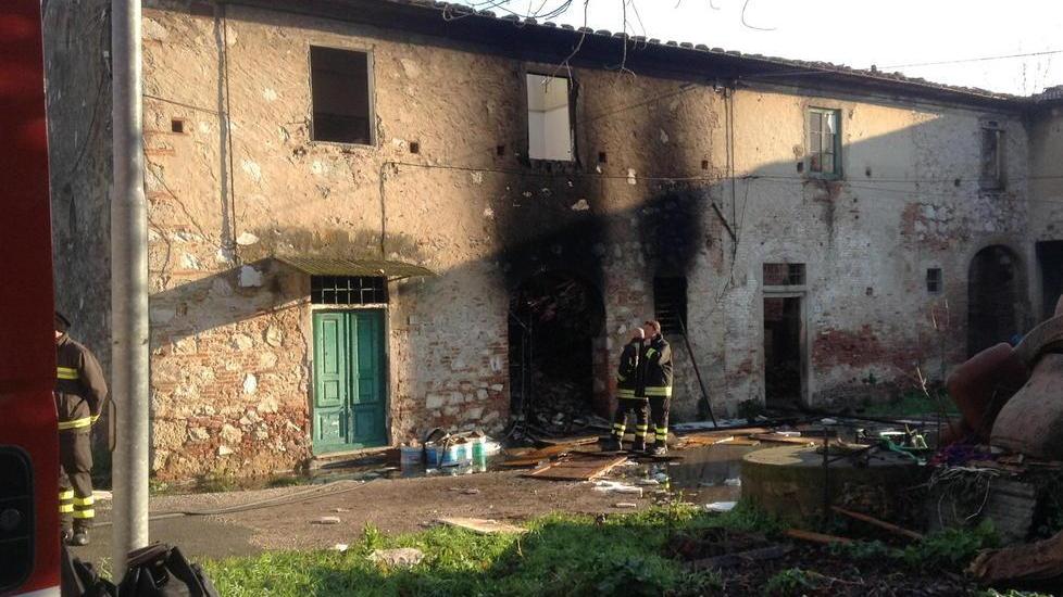 Fiamme (forse dolose) nel cascinale disabitato