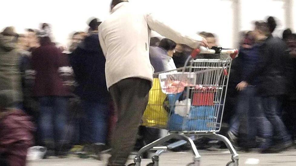 Alcol fuori orario, minimarket multato