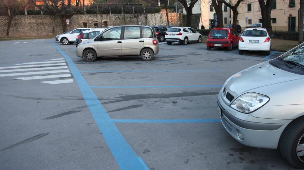 Sosta a pagamento 24 ore su 24 ma la notte nessuno controlla