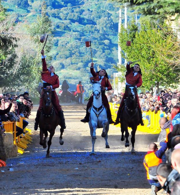 Pentolaccia a cavallo: salta tutto 