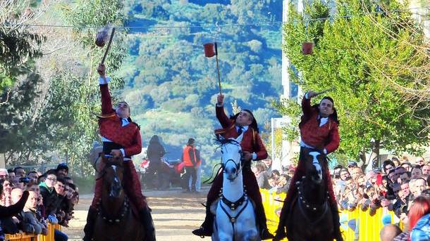 Pentolaccia a cavallo: salta tutto