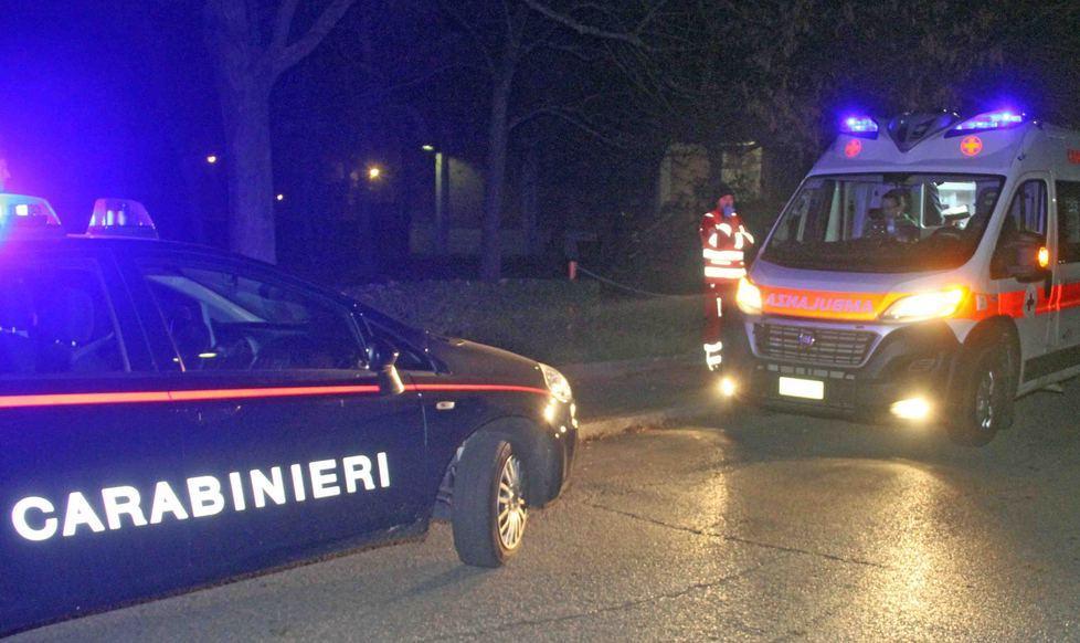 Botte tra amici davanti al circolo 