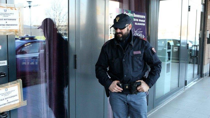 La polizia mette i sigilli a due centri massaggi