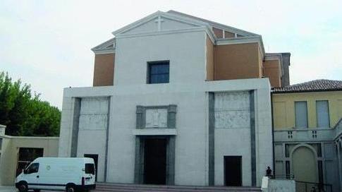 Entrano in casa da Parisini e se ne vanno con la sua Bmw