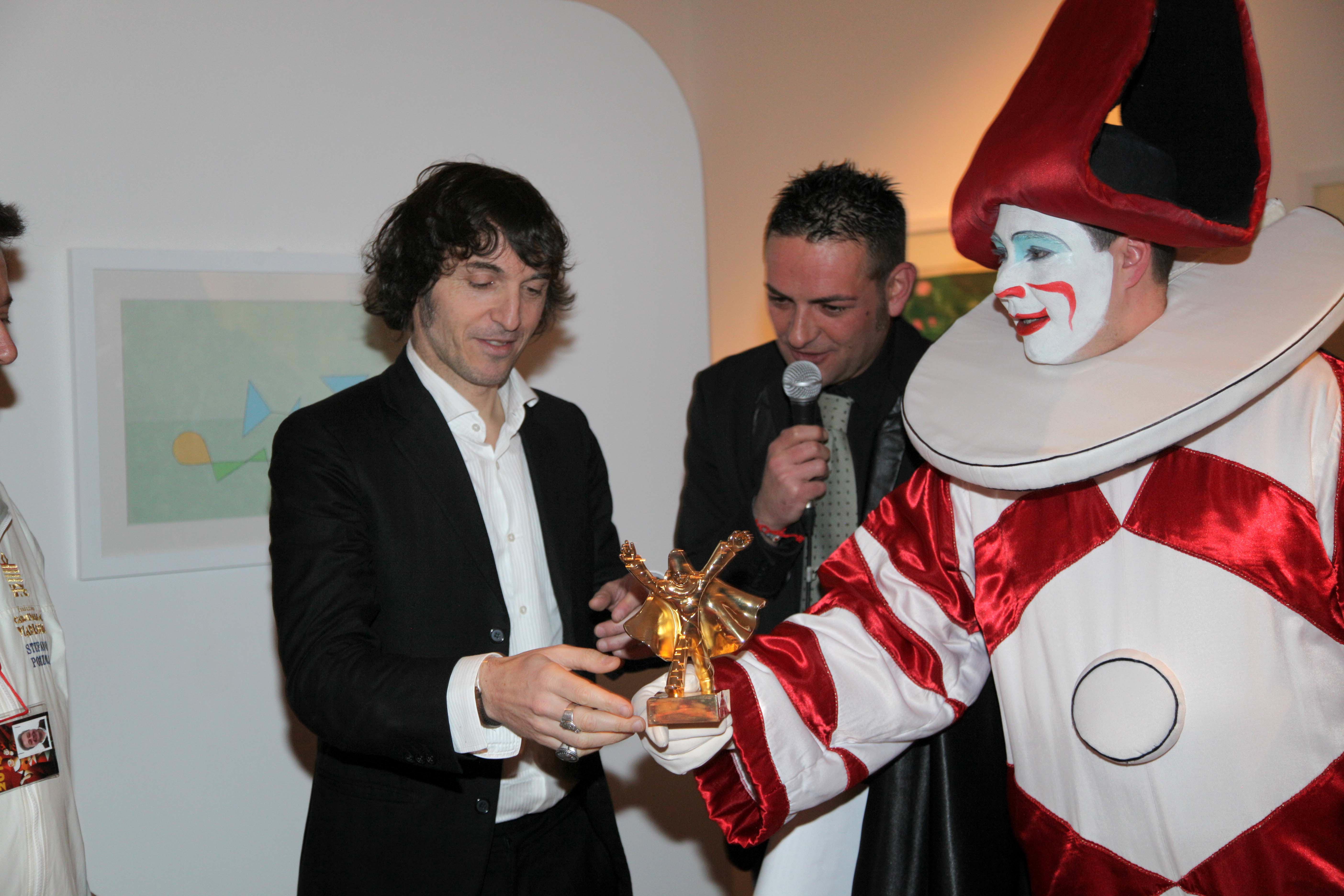Giuseppe Cruciani riceve il premio Burlamacco d'Oro dalla maschera simbolo del Carnevale di Viareggio