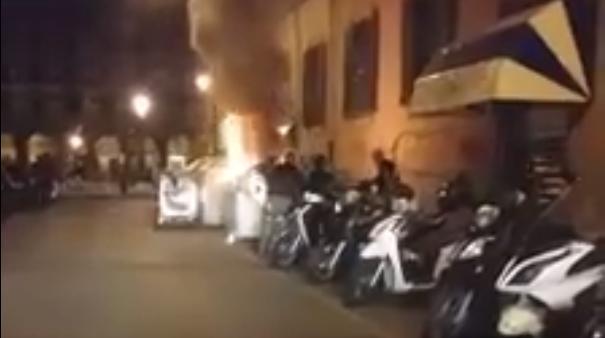 Gli operatori intervengono sul cassonetto dato alle fiamme