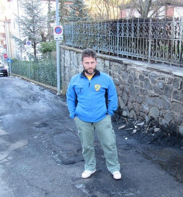 Auto brucia di notte a Pavullo: «Cerco il colpevole» 