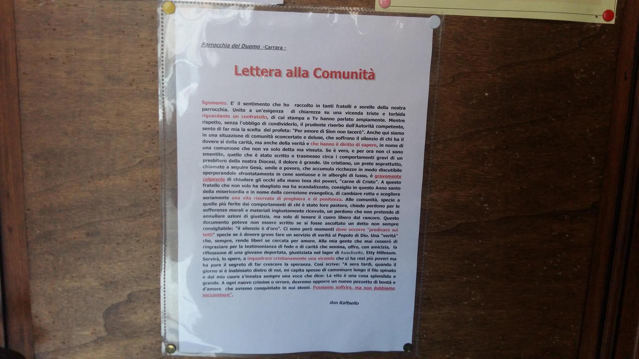 La lettera aperta alla comunità parrocchiale affissa al Duomo di Carrara