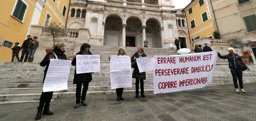 Un momento della manifestazione di domenica 21 contro don Euro, prete a luci rosse