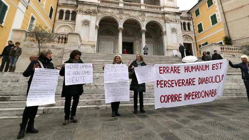 Un momento della manifestazione di domenica 21 contro don Euro, prete a luci rosse