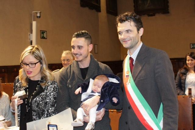 I genitori della piccola Lavinia con la figlia e il sindaco Biffoni