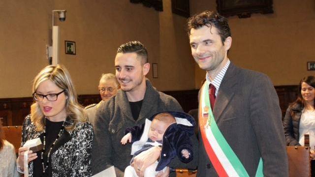 I genitori della piccola Lavinia con la figlia e il sindaco Biffoni