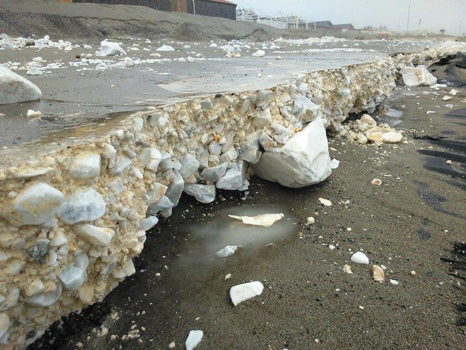 Gli scogli ci sono, ma sulla spiaggia. Polemica sui lavori anti-erosione 