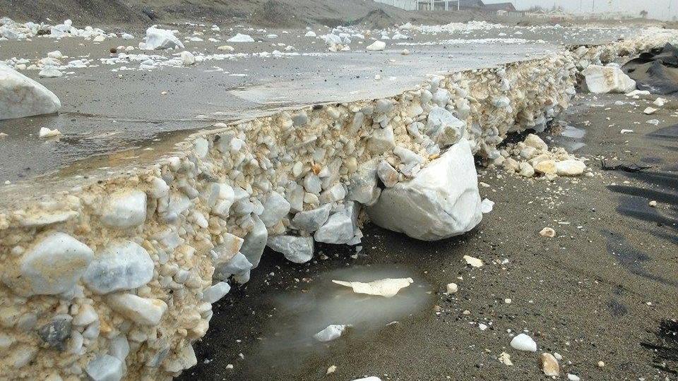 Gli scogli ci sono, ma sulla spiaggia. Polemica sui lavori anti-erosione