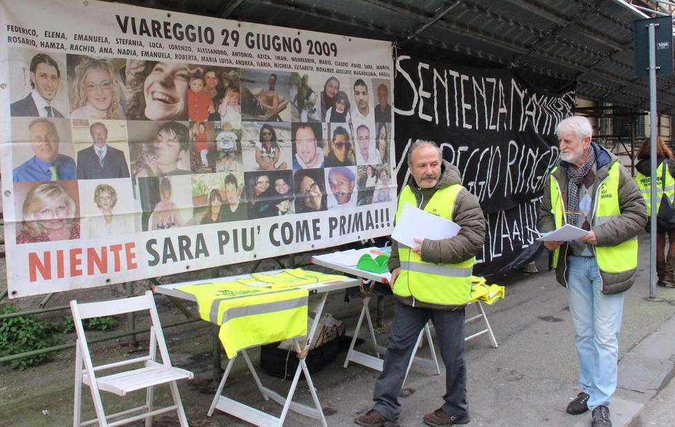 Strage di Viareggio, contro il licenziamento del ferroviere sit-in al Tribunale di Livorno 