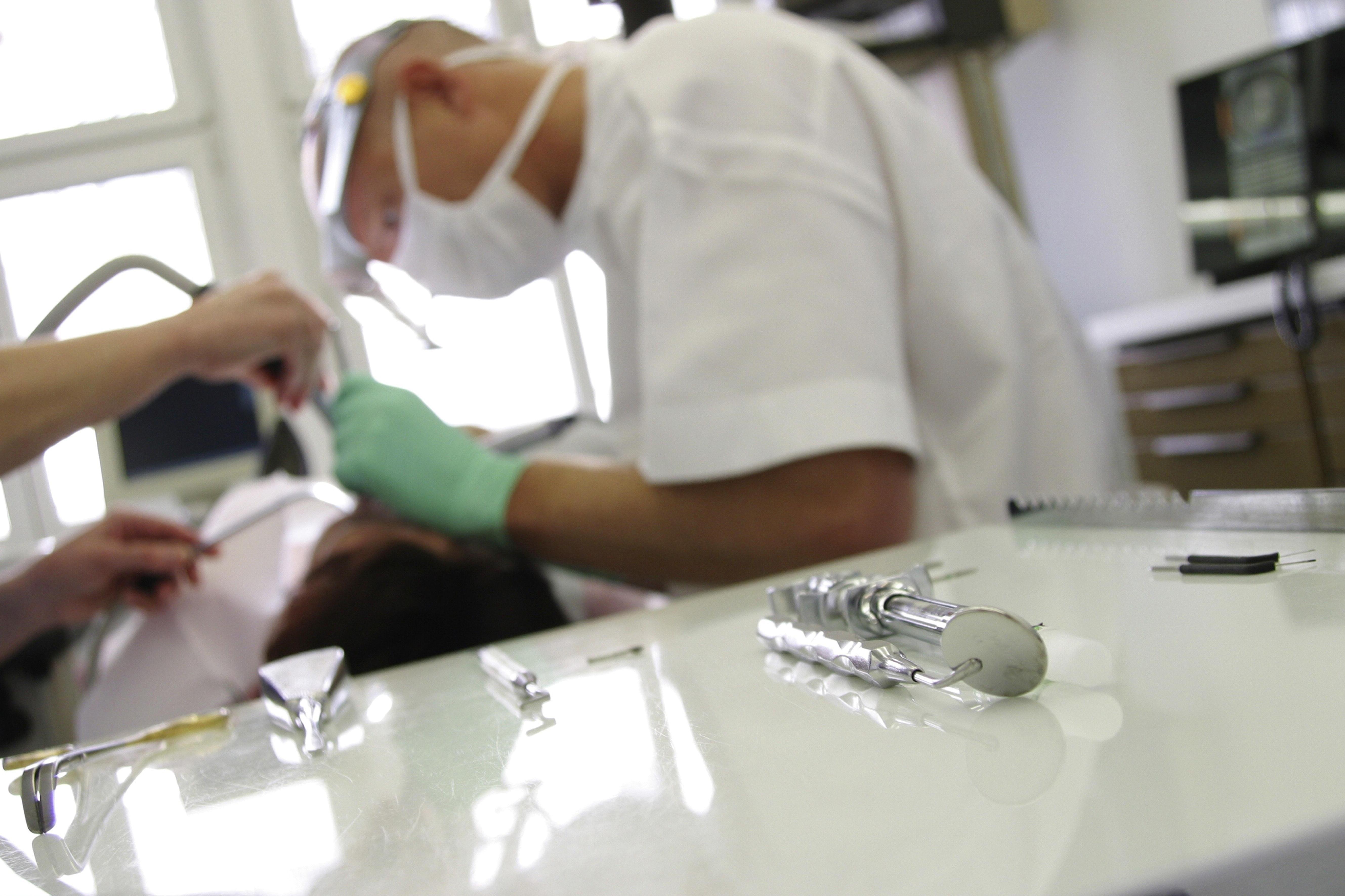 Dentisti contro, cliniche private all'assalto