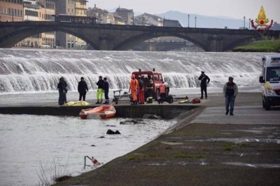 Trovato in Arno con la testa spaccata: il cadavere è di un uomo di 60 anni di Fucecchio