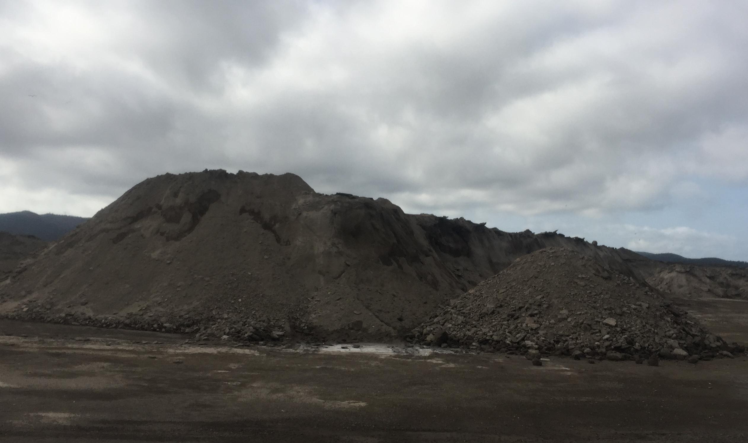 Rifiuti ammassati nella discarica abusiva Li53