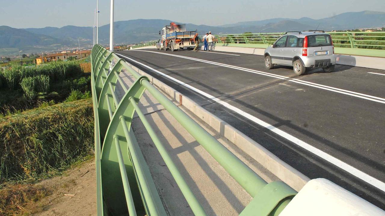 Il ponte Biagi sul fiume Ombrone le primo tratto dell'asse dei vivai (foto gori)