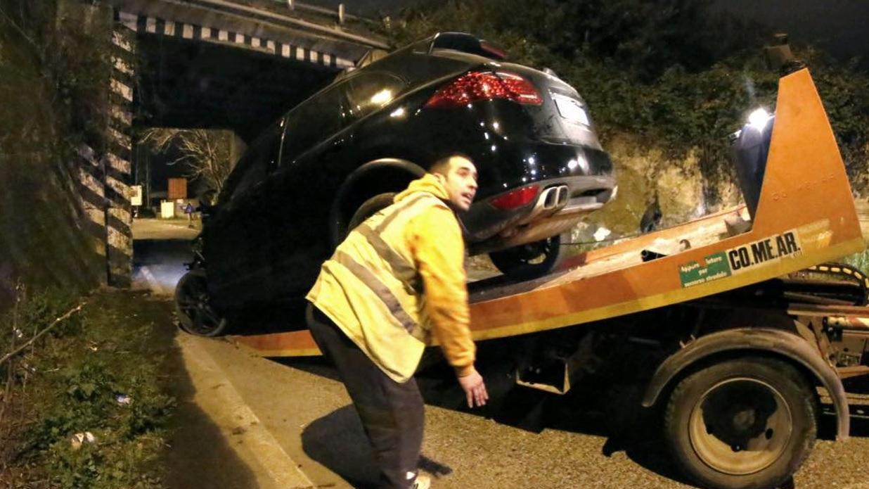 Un addetto del soccorso stradale al lavoro dopo l'incidente (Marzi Pentafoto)