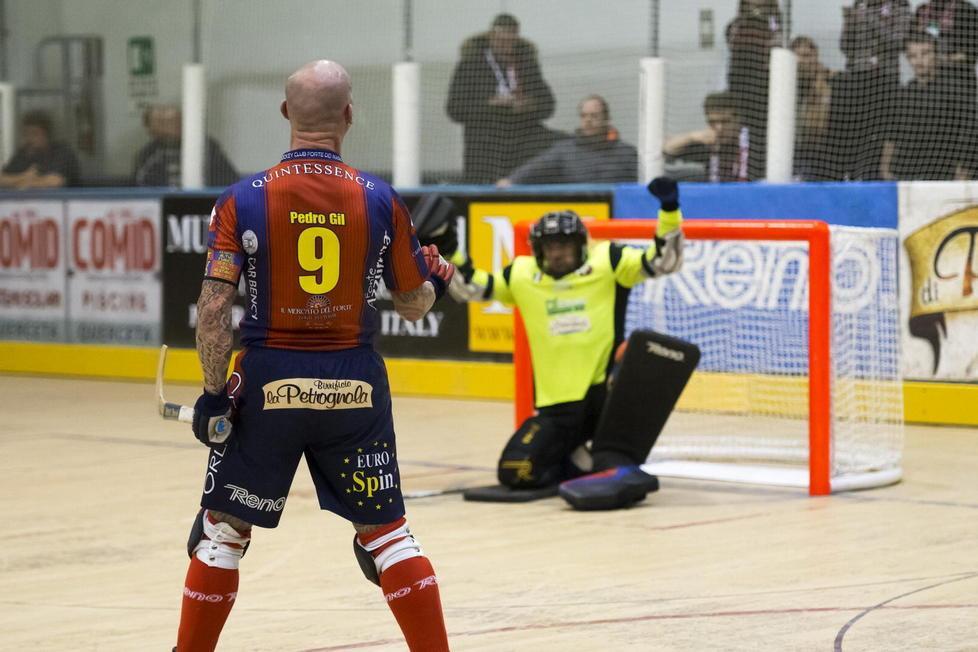 Tafferugli sugli spalti tra tifosi rossoblù 