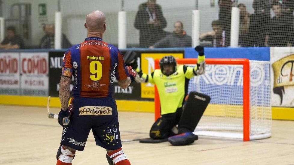 Tafferugli sugli spalti tra tifosi rossoblù