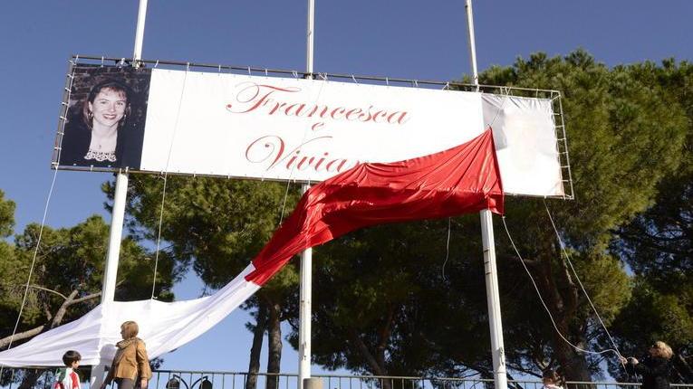 Fiori, grandi foto e striscioni in ricordo di Viviana e Francesca