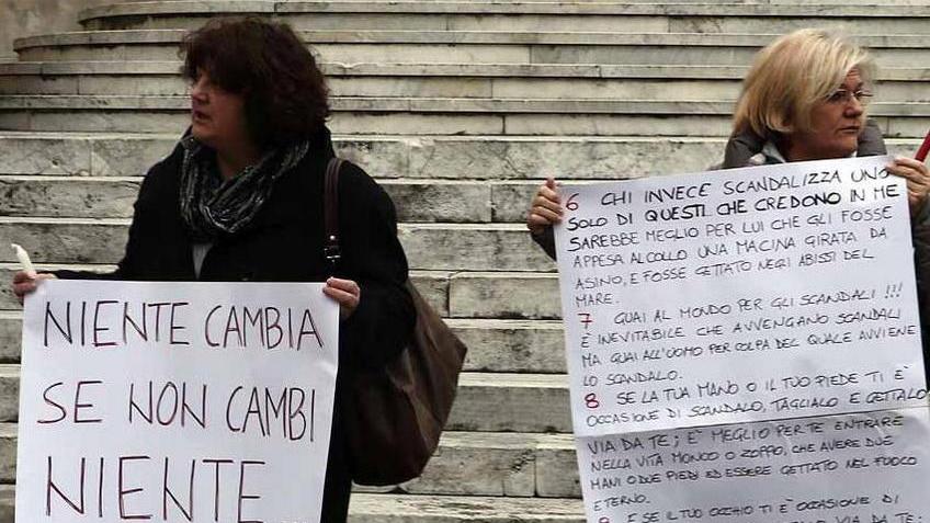 Il vescovo non si fa vedere e manda due rappresentanti