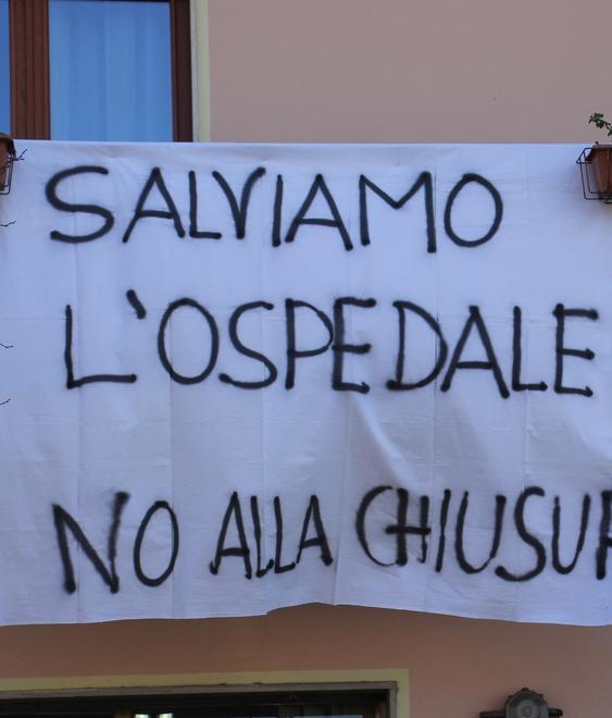 Lenzuoli bianchi alle finestre contro il taglio dell’ospedale