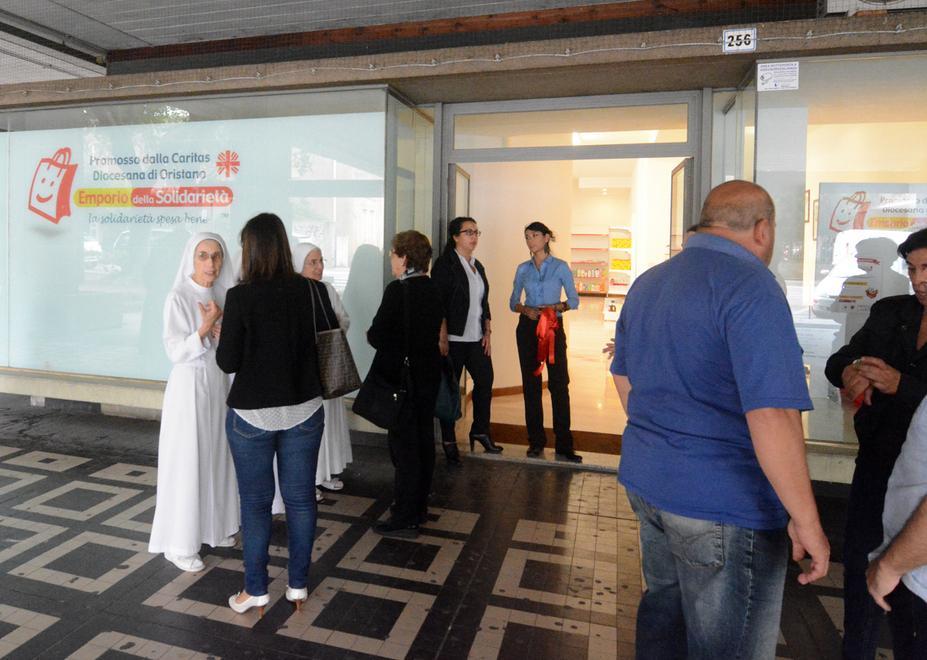 Una donazione di denaro per il market della Caritas 