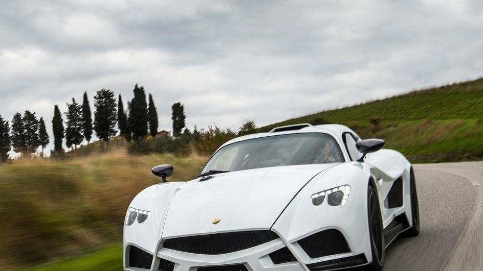 La supercar Evantra sulle strade toscane