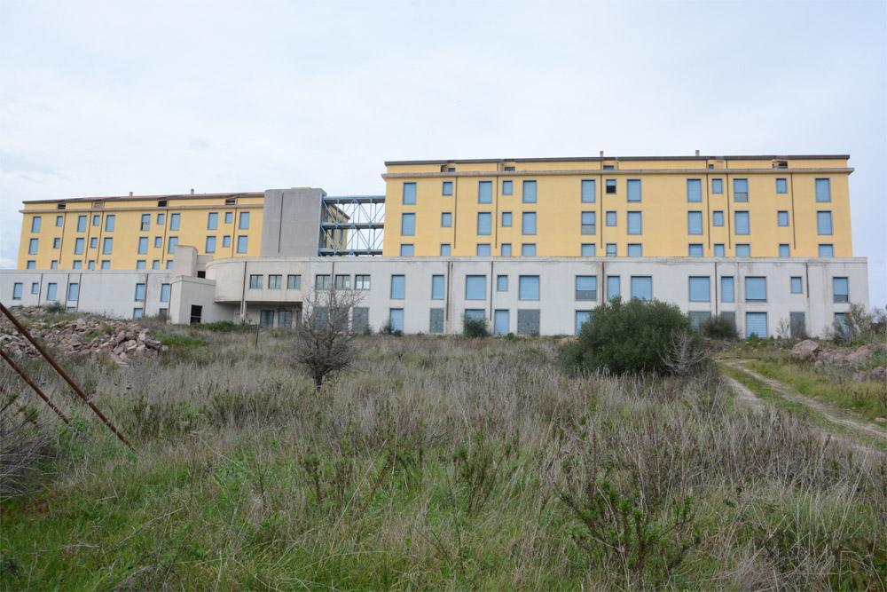 Aias, a Olmedo il centro fantasma: cinque piani e nessun paziente 