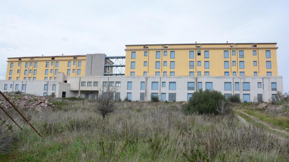 Aias, a Olmedo il centro fantasma: cinque piani e nessun paziente 